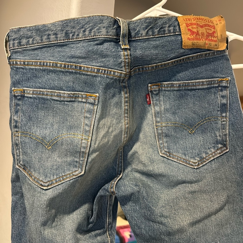 Clean, slightly worn with no damages classic Levi men’s jeans.
